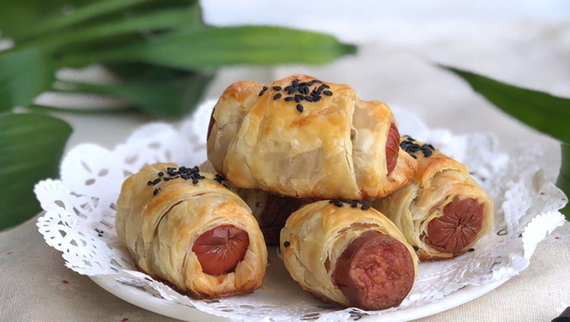 1762225330246361.jpg 酥皮香肠卷01.jpg